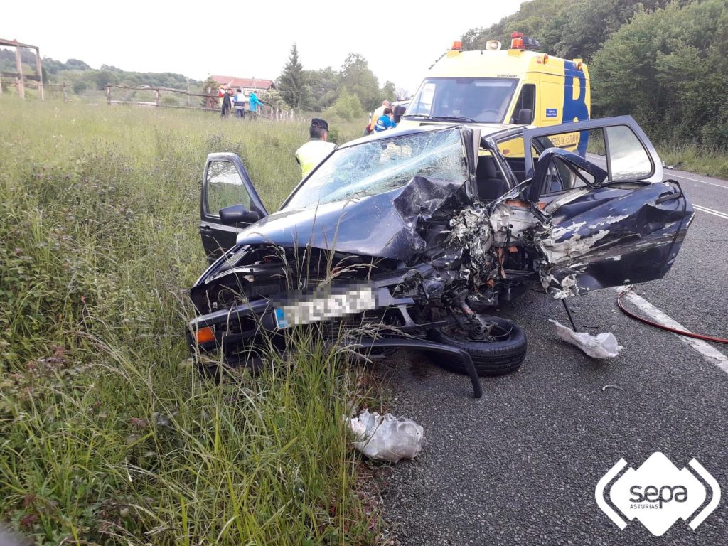 Estáu nel que quedó ún de los vehiculos siniestraos. / SEPA