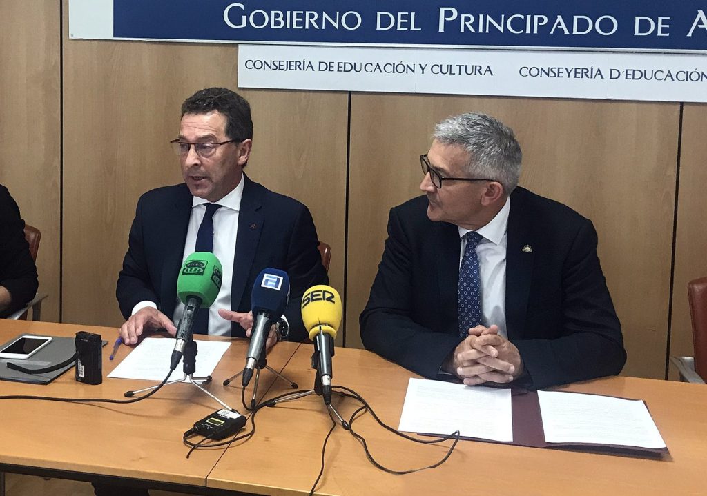 El conseyeru d’Educación y Cultura, Genaro Alonso, y el rector de la Universidá d’Uviéu, Santiago García, en rueda de prensa.