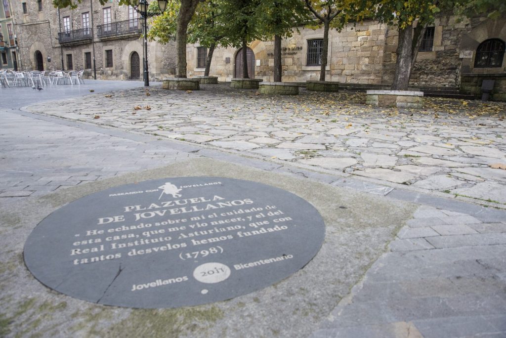 Turismu Xixón entama los sábado de xunu visites guiaes pel Xixón lliterariu.