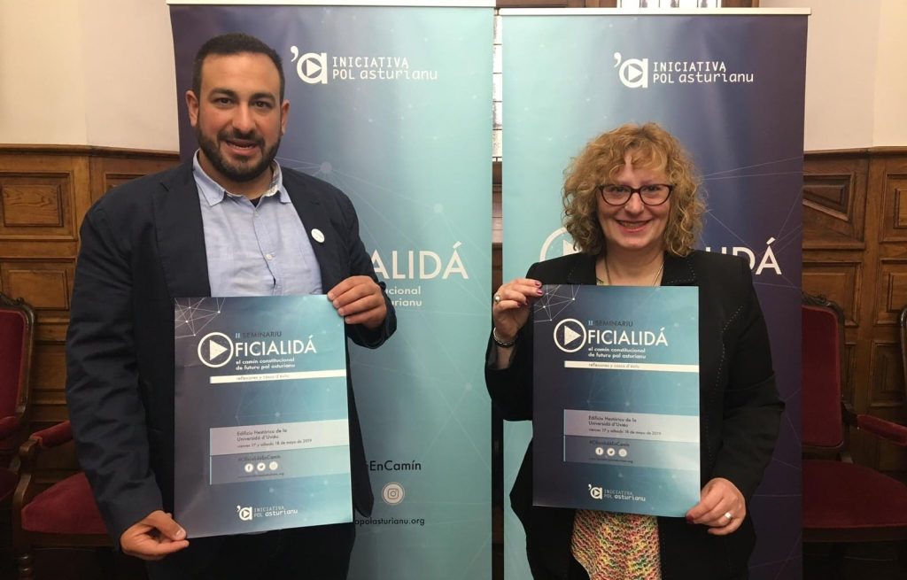 Inaciu Galán ya Sabel Tuñón, col cartelu del seminariu. / Iniciativa pol Asturianu