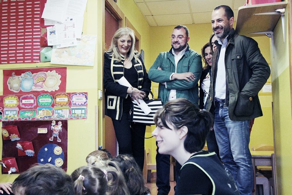 Adrián Barbón, mientres la so visita a la escuela El Carmín de La Pola SIero. / FSA