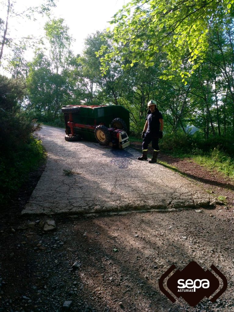Un home mancáu al entornar col so tractor en Casu. / SEPA