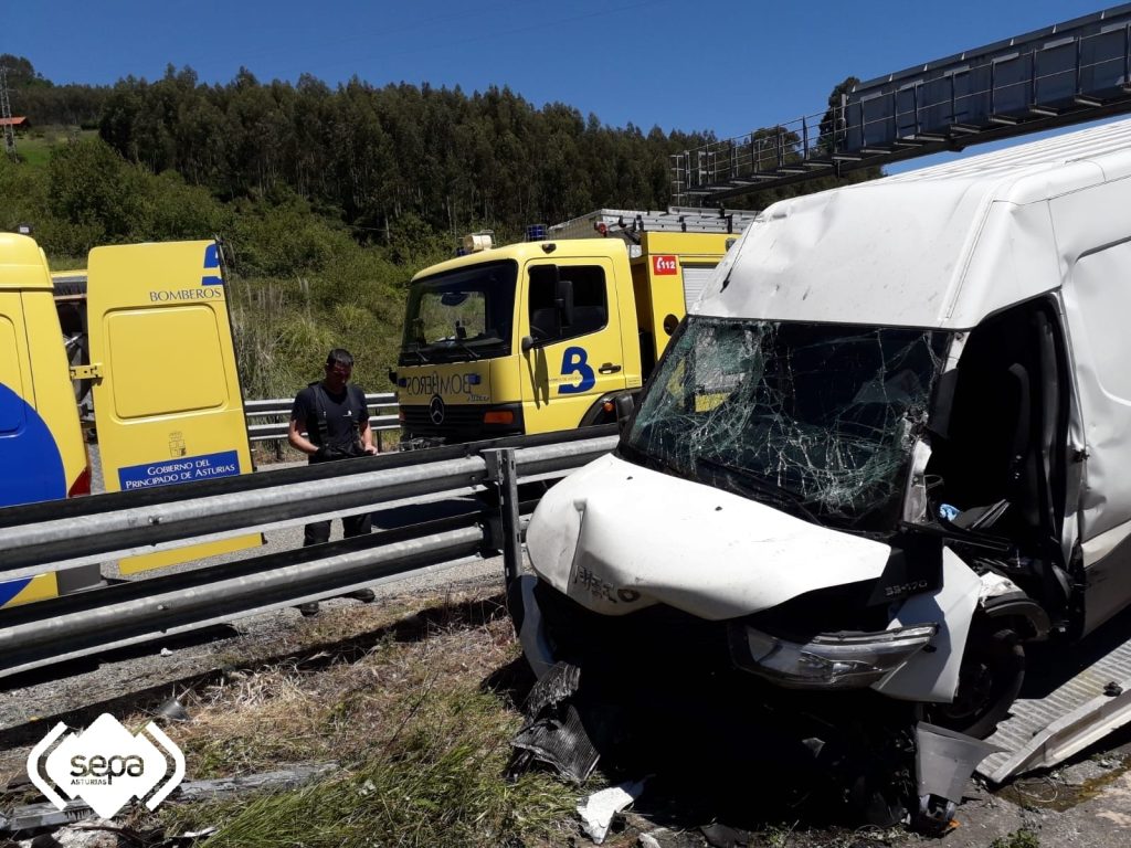 Un repartidor resultó firíu en saliéndose de la vía col vehículu que conducía cuando circulaba pola A-8. / SEPA