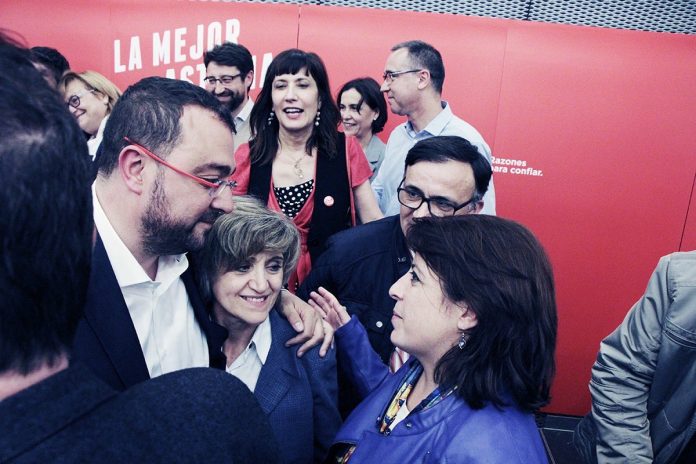 Adrián Barbón festexa la victoria del PSOE con María Luisa Carcedo y Adriana Lastra. / FSA-PSOE