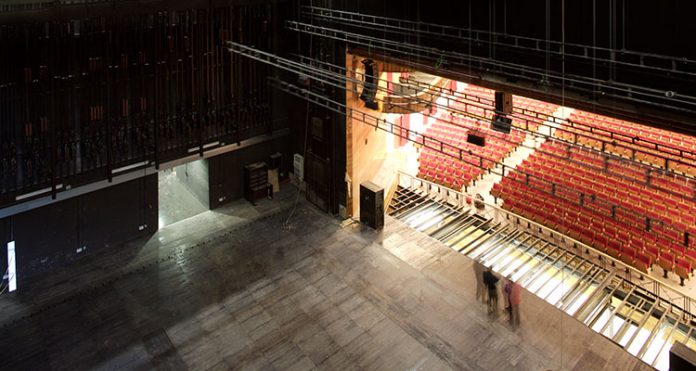 Vista del escenariu del Teatru de la Llaboral.
