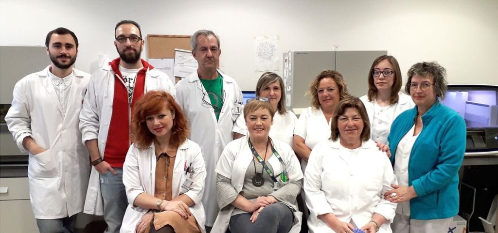 Profesionales del llaboratoriu de xenética del HUCA.