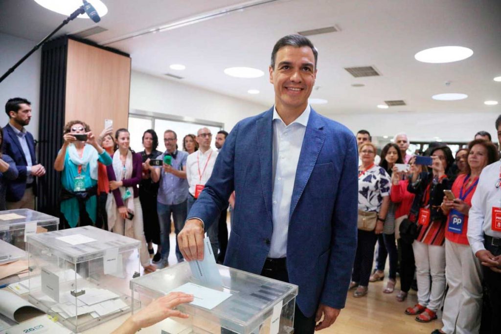 Pedro Sánchez vota nes elecciones municipales y autonómiques d'esti domingu 26-M.