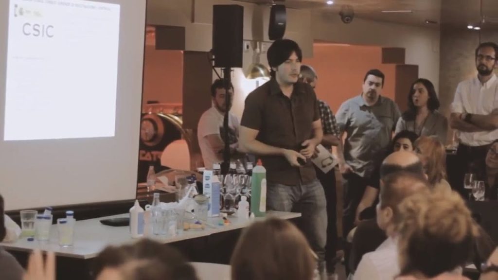 Una de les charres de Pint Of Science. / PoS