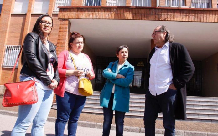 Yolanda Huergo y Mario Suárez del Fueyo, nel colexu Eduardo Martínez Torner, de La Calzada. / Podemos-Equo