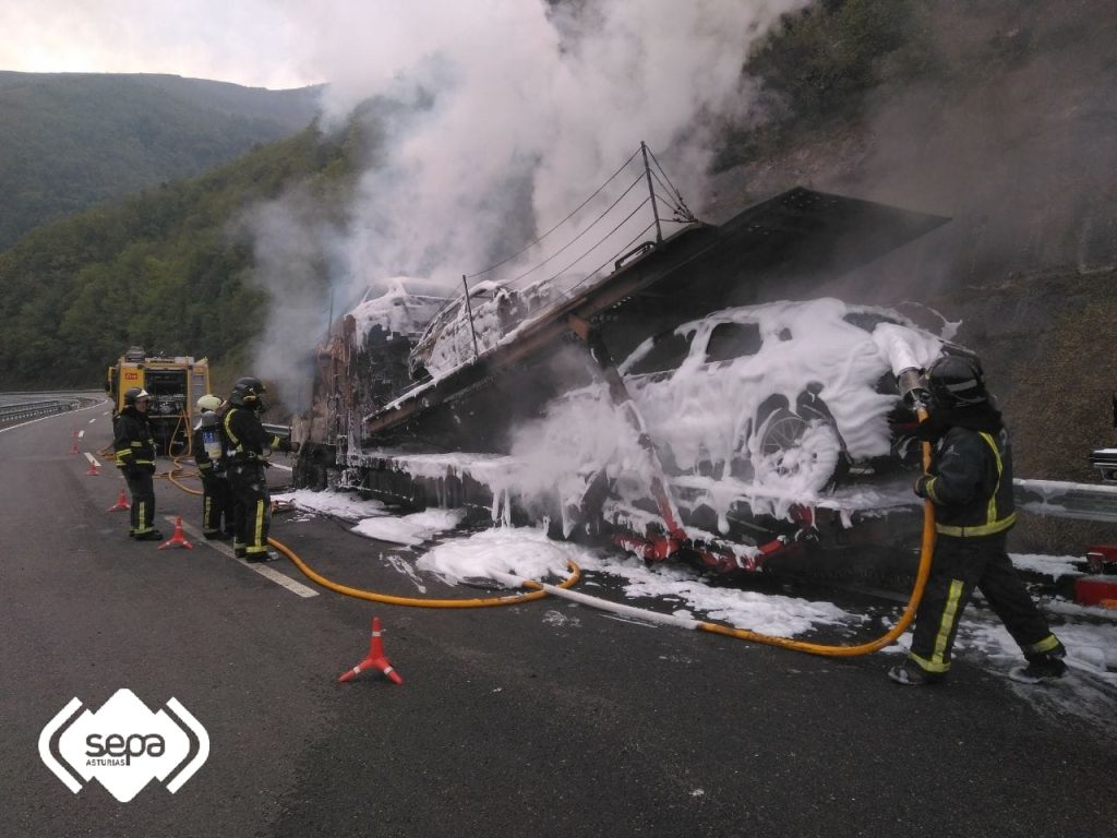 Estáu nel que quedó'l vehículu incendiáu. / SEPA
