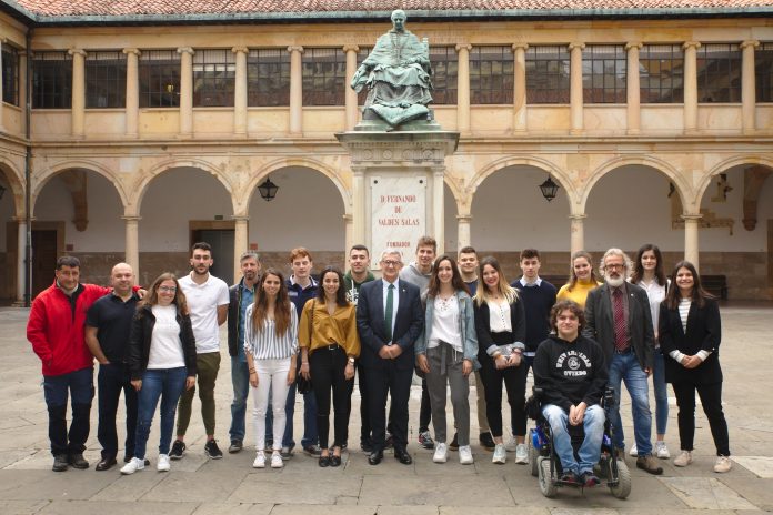 El rector, Santiago García Granda, recibió a los estudiantes medayistes nos Campeonatos d'España Universitarios 2018-2019. / Universidá d'Uviéu
