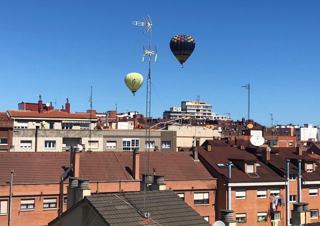 El bon tiempu animó la primer xornada de la II Regata de globos aerostáticos de Xixón. / I. G.