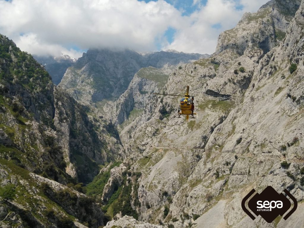 Evacuáu un escursionista que rompió un todíu na Ruta'l Cares. / SEPA