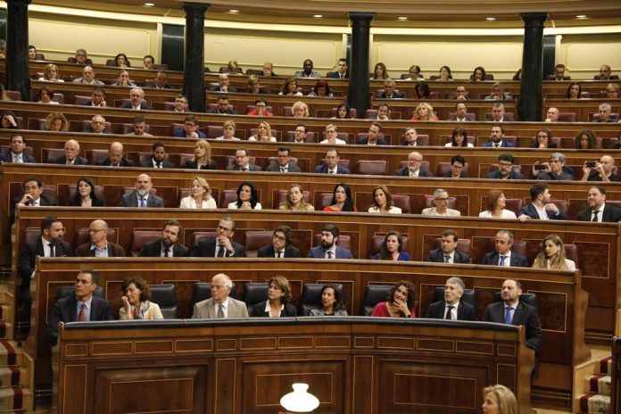 Los diputaos de VOX, nos escaños qu'habitualmente ocupen los representantes del PSOE. / VOX