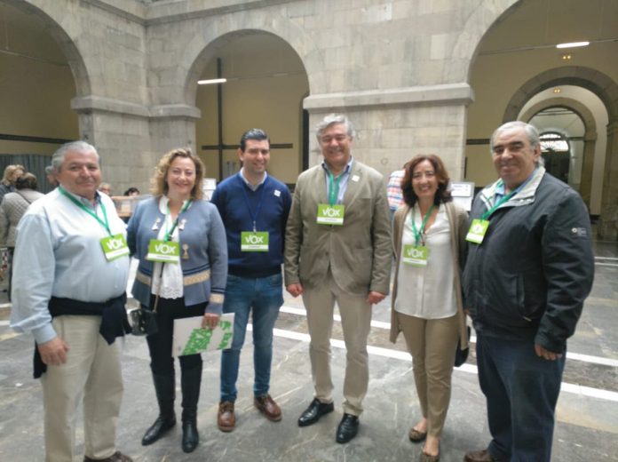 Eladio de la Concha, con miembros de la candidatura de Vox en Xixón. / VOX