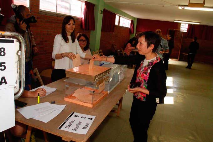 Yolanda Huergo votó pasaes les diez de la mañana nun colexu de Laviada. / Podemos