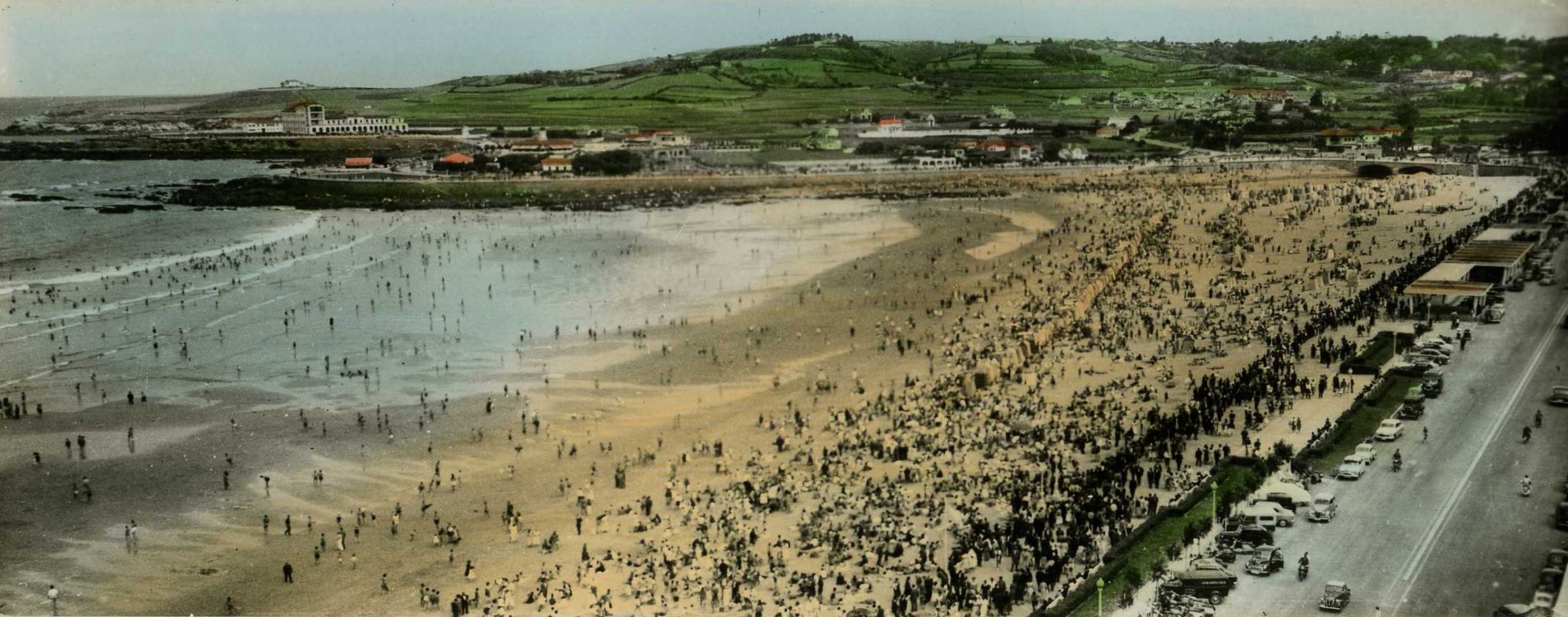 Postal de la colección del Muséu del Pueblu d'Asturies que formen parte de la esposición.