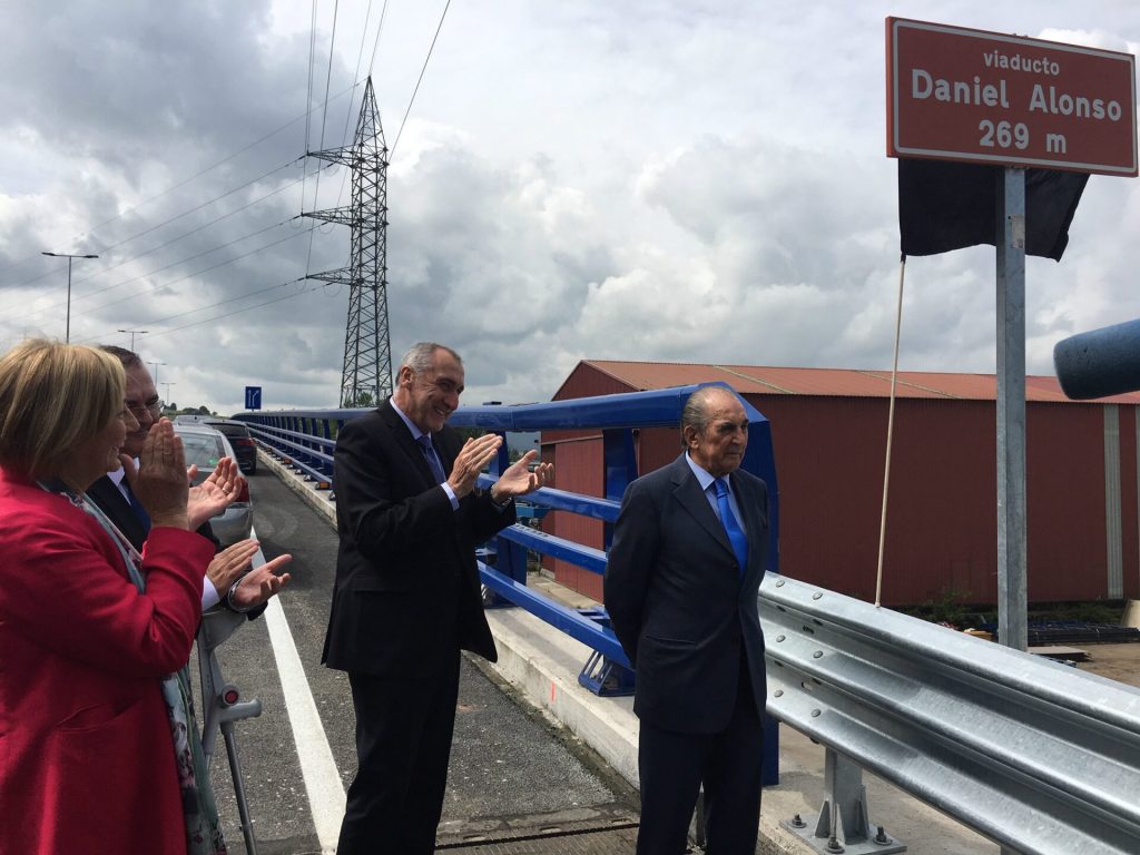 La pasarela d'accesu al PEPA va llevar el nome de Daniel Alonso.