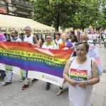 Xixón celebra un multitudinariu desilfe del arguyu LGTB+