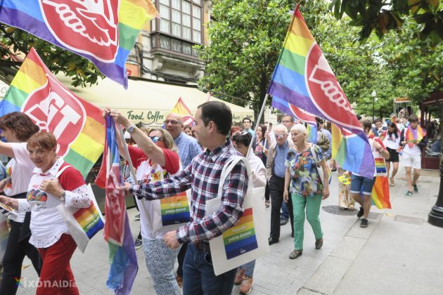 Xixón celebra un multitudinariu desilfe del arguyu LGTB+