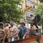 Xixón celebra un multitudinariu desilfe del arguyu LGTB+