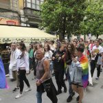 Xixón celebra un multitudinariu desilfe del arguyu LGTB+