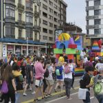 Xixón celebra un multitudinariu desilfe del arguyu LGTB+