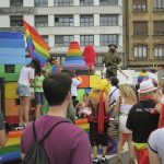 Xixón celebra un multitudinariu desilfe del arguyu LGTB+