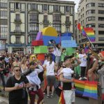 Xixón celebra un multitudinariu desilfe del arguyu LGTB+
