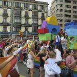 Xixón celebra un multitudinariu desilfe del arguyu LGTB+