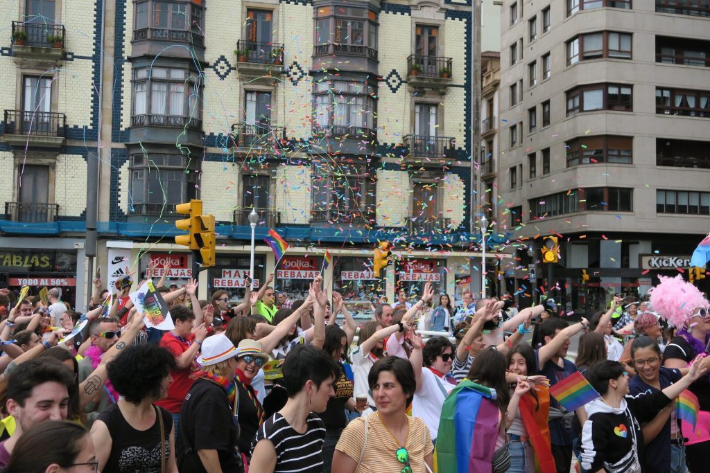 Xixón celebra un multitudinariu desilfe del arguyu LGTB+