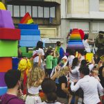 Xixón celebra un multitudinariu desilfe del arguyu LGTB+
