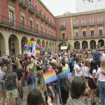 Xixón celebra un multitudinariu desilfe del arguyu LGTB+