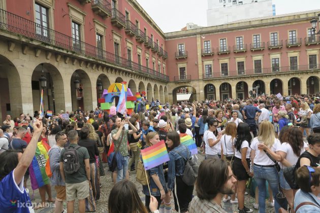 Xixón celebra un multitudinariu desilfe del arguyu LGTB+