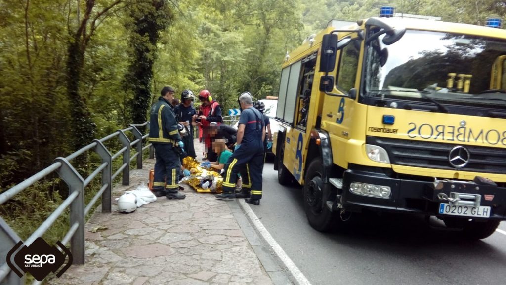 Dos persones, un varón y una muyer, resultaron mancaos en sufriendo un accidente cola moto na que circulaben na redolada de Cuadonga. / SEPA