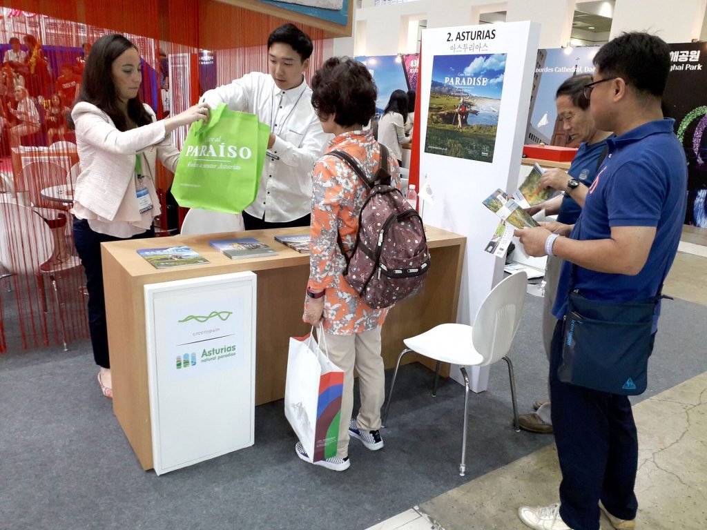 El Gobiernu d’Asturies promociona’l so paisaxe y los sos caminos a Santiago na feria de viaxes más importante de Corea del Sur.