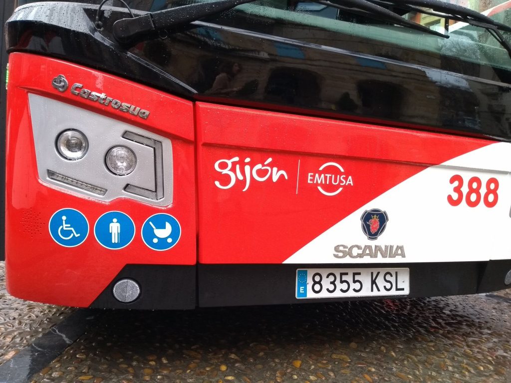 Ocho viaxeros mancaos nel choque d'un autobús urbanu