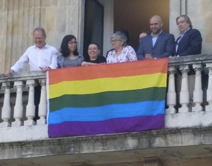 La bandera LGTB+ yá ondea na Casa Conceyu