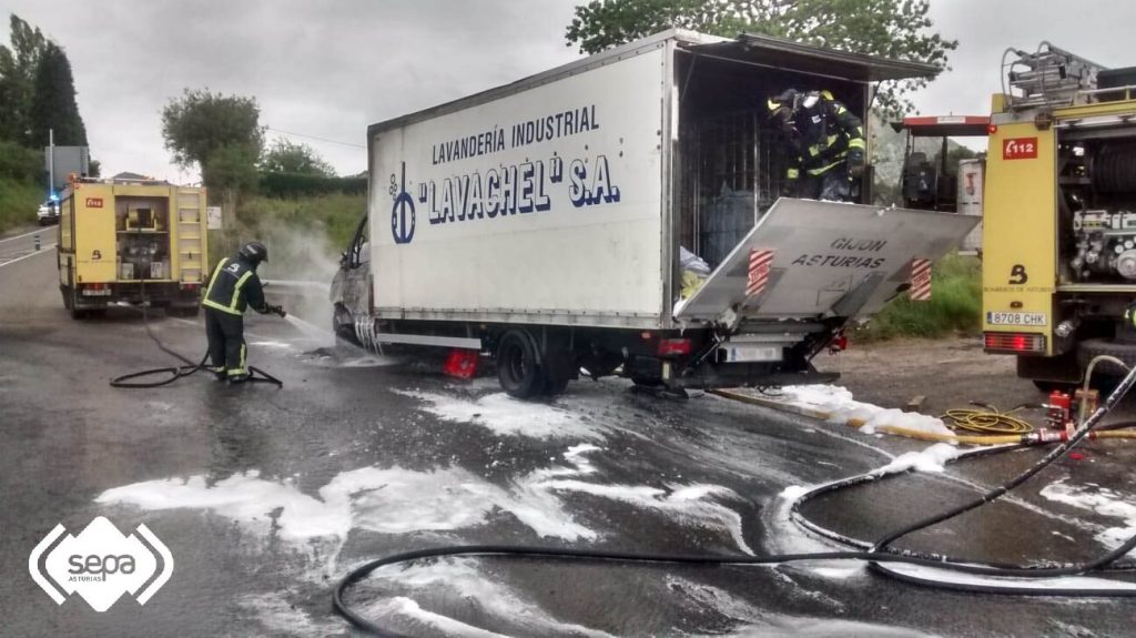 Ambura un camión na autovía del Cantábricu en Ribeseya. / SEPA