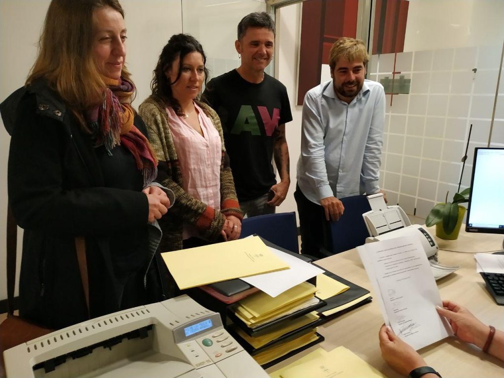Podemos pide baxar el salariu de los diputaos
