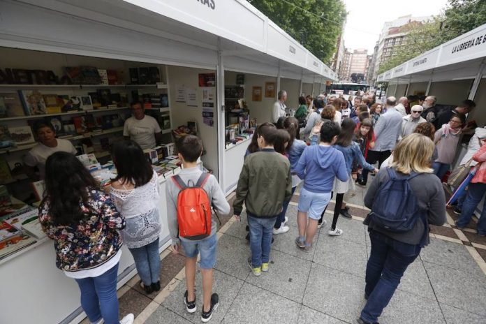 La Feria del Llibru de Xixón toma Begoña. / FeLiX