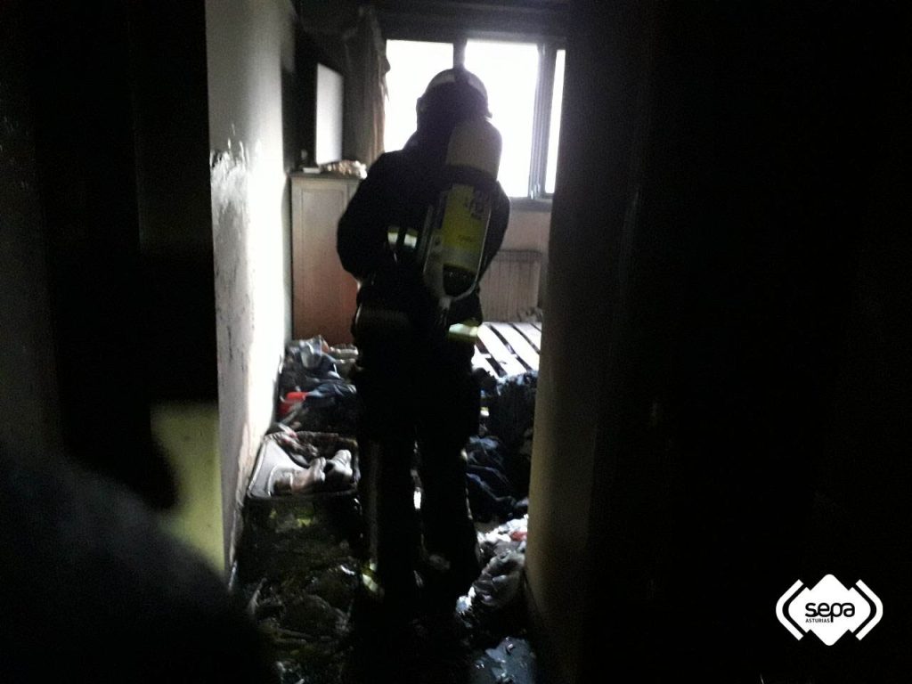 Un home de 36 años, mancáu por quemadures nel incendiu d'un pisu n'Avilés. / SEPA