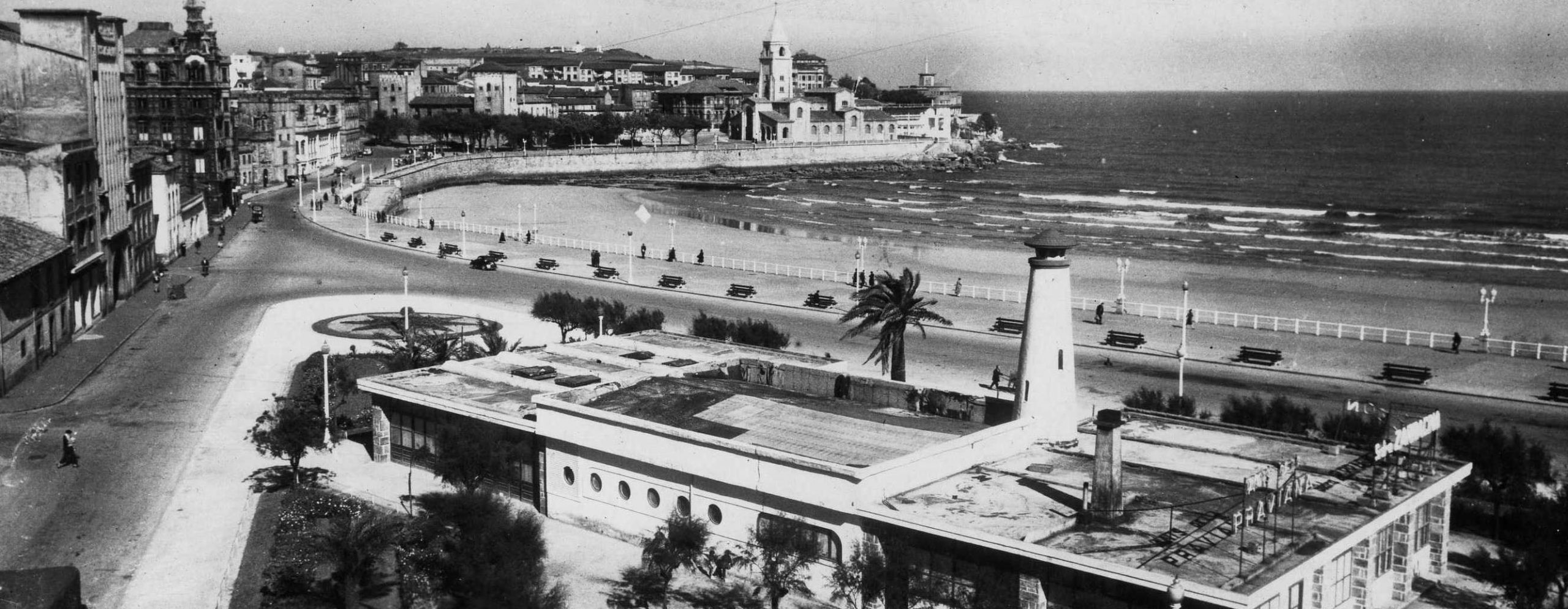 Postal de la colección del Muséu del Pueblu d'Asturies que formen parte de la esposición.