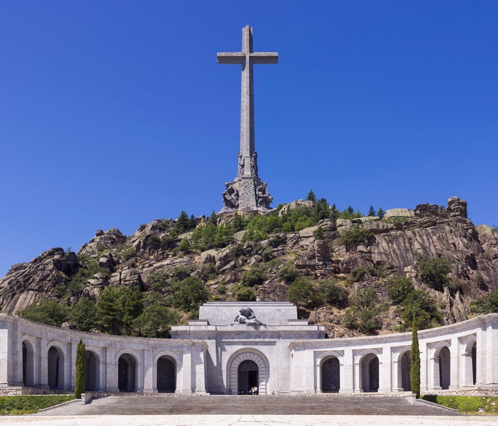 La Sección Cuarta de la Sala III del Tribunal Supremu decidió por unanimidá suspender cautelarmente l'esterramientu de los restos de Francisco Franco Bahamonde