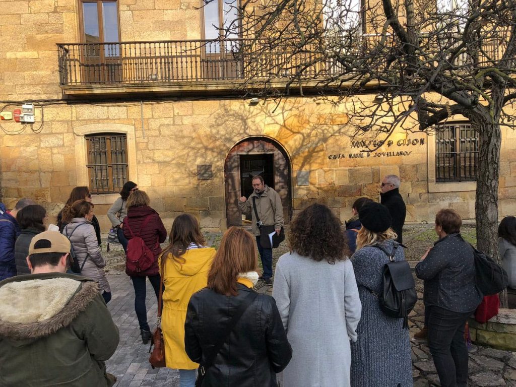 Tornen les visites guiaes n'asturianu col ciclu XixónTours