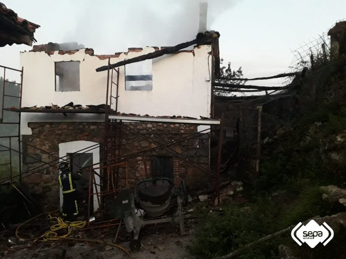 Un incendiu xamusca una casa en Cangues d'Onís