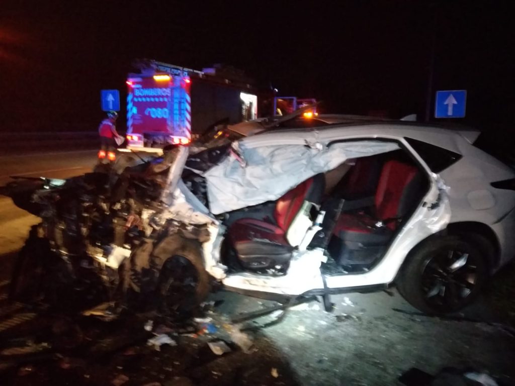 Un kamikaze muerre nun accidente con cinco mancaos na 'Y'