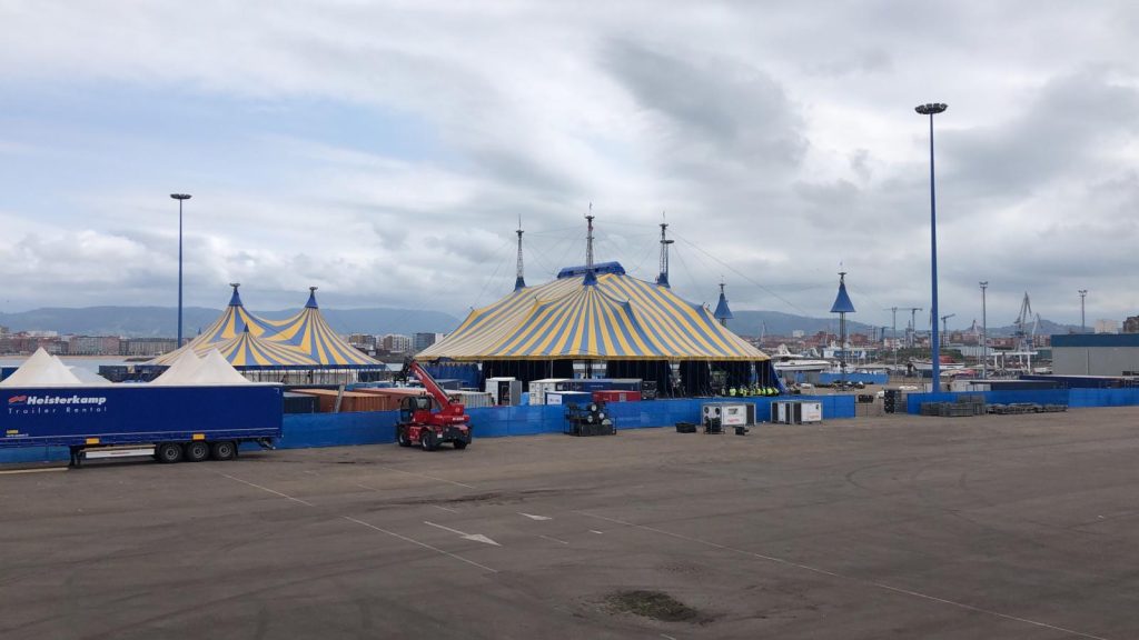 El Circu del Sol yá llevantó la so carpa mariella y azul en Xixón