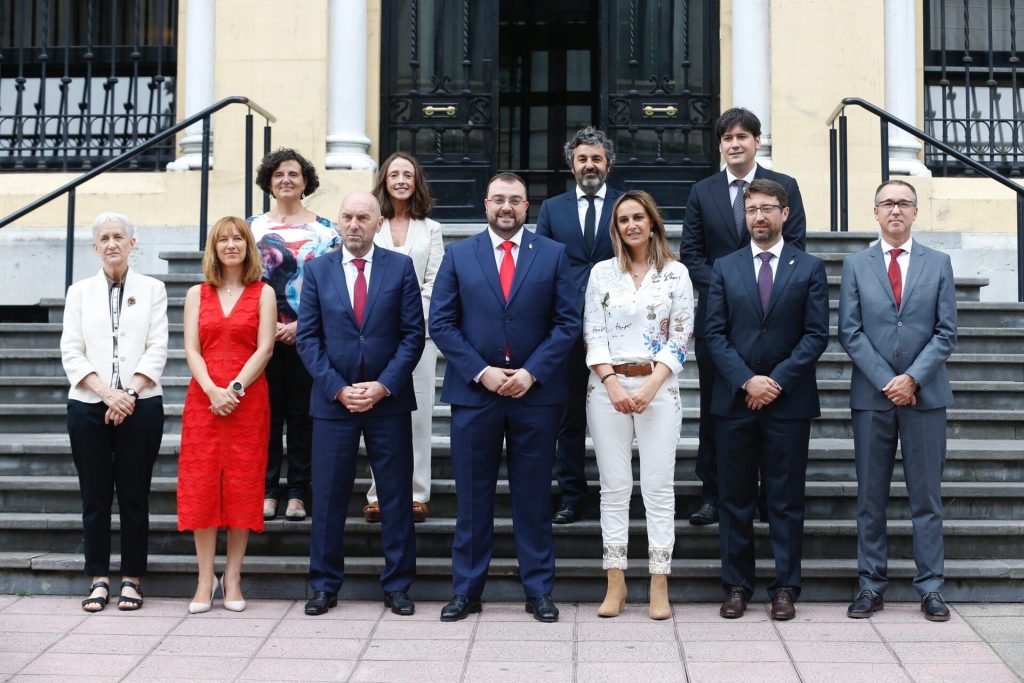 Barbón pide a los conseyeros "trabayu, cercanía, diálogu y atrevimientu"