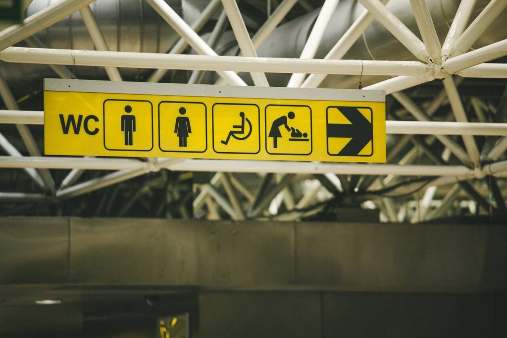 Mexaderos ensin agua nos nuevos baños del aeropuertu d'Asturies